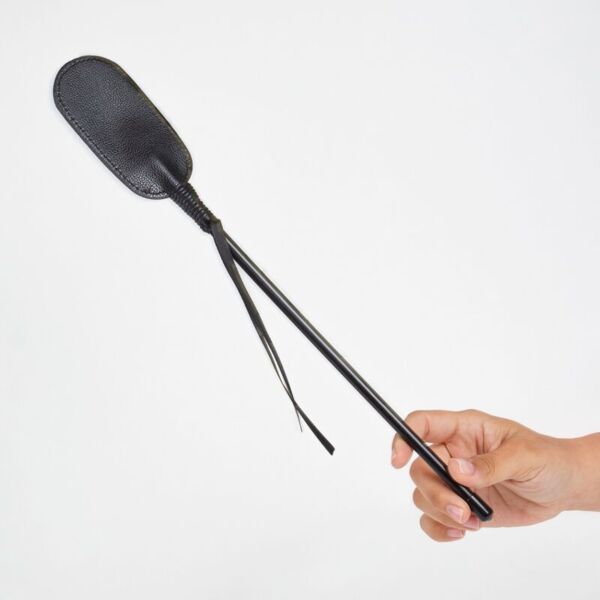 Fusta Secret Play Fusta Negra Ovalada, con varilla negra y pala ovalada de cuero sintético