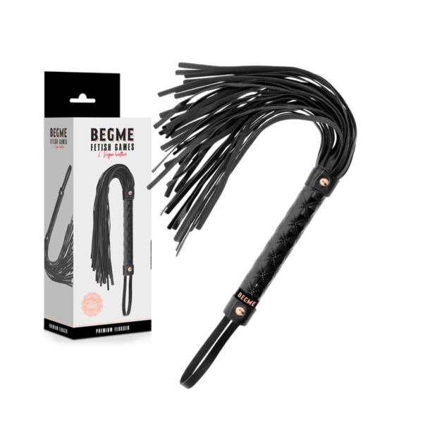 Látigo BEGME Black Edition de cuero vegano, un azotador de tiras con mango