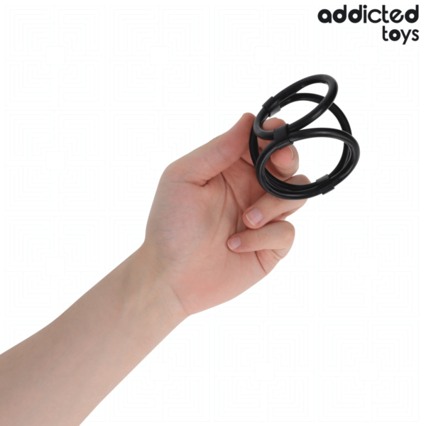 Anillo triple para el pene Addicted Toys, con sus tres aros de distinto tamaño