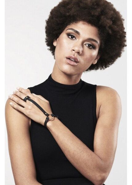 Arnés de mano Maze Hand Bracelet Harness de Bijoux Indiscrets en negro, con correa al dedo, pulsera y anilla metálica