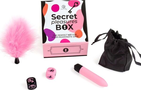 Kit Secret Pleasures Box de Secret Play con sus dos dados, la bala vibradora rosa, el plumero rosa y la bolsa de satén negra