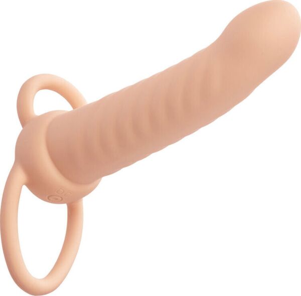 Doble penetrador CalExotics Performance Maxx Ribbed Dual Penetrator en color marfil, con su anillo escrotal