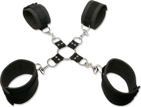 Pipedream Extreme Hogtie Kit con muñequeras, tobilleras, hogtie de metal y antifaz