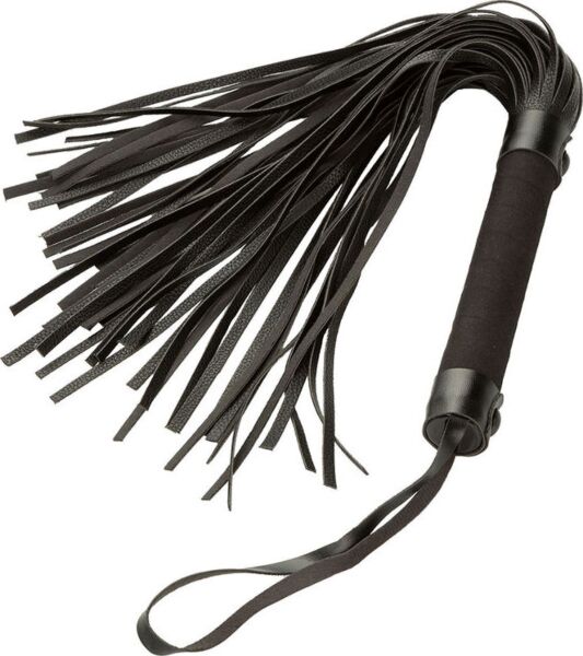 Látigo de flecos negro Nocturnal Collection Flogger de CalExotics, con su correa de muñeca