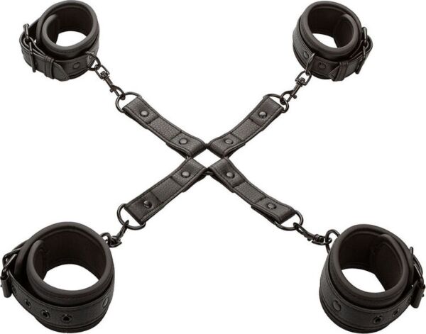 Juego hog tie Nocturnal Collection de CalExotics, con cuatro puños negros y conector central