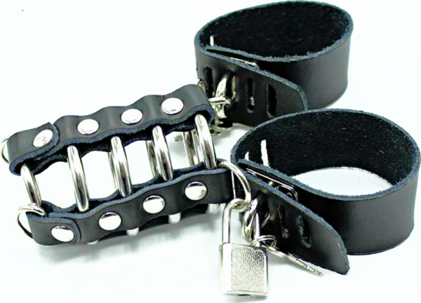 Jaula para pene Ohmama Fetish con sus anillas y correas ajustables