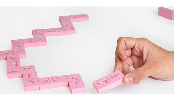 Juego de dominó erótico de madera Secret Play Kinky Domino, con sus fichas ilustradas