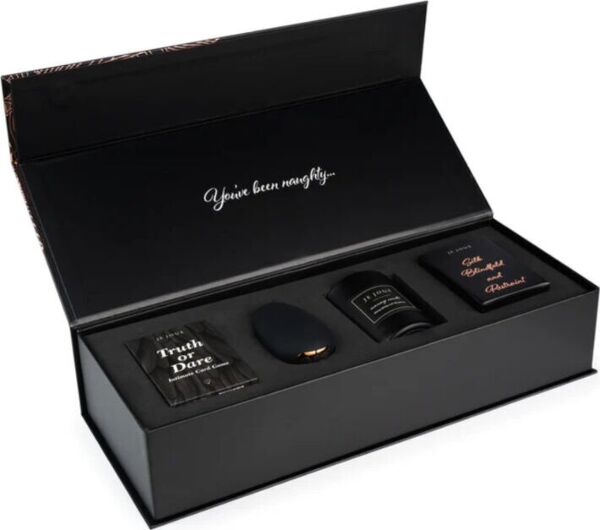 Kit para parejas Je Joue Naughty Gift Set con el vibrador Mimi, la vela de masaje, la venda de satén y el juego de cartas