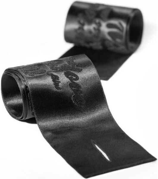 Las dos cintas de satén Bijoux Indiscrets Silky Sensual Handcuffs, con su estampado aterciopelado