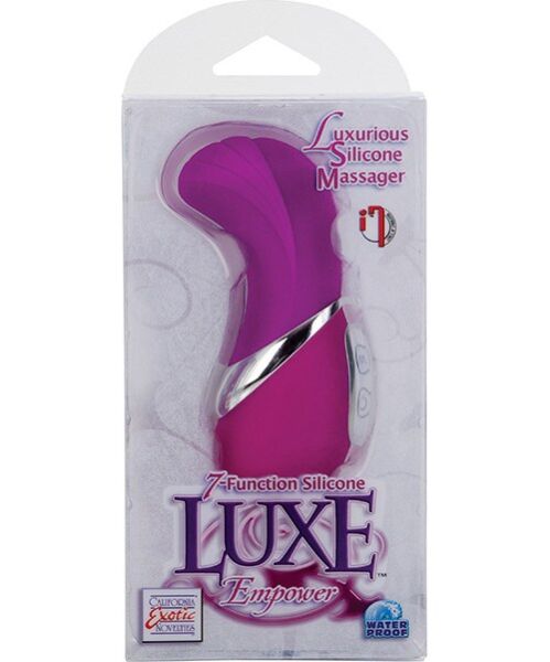Masajeador personal Calexotics Silicone Luxe Empower en color rosa, con la punta curvada y rayada
