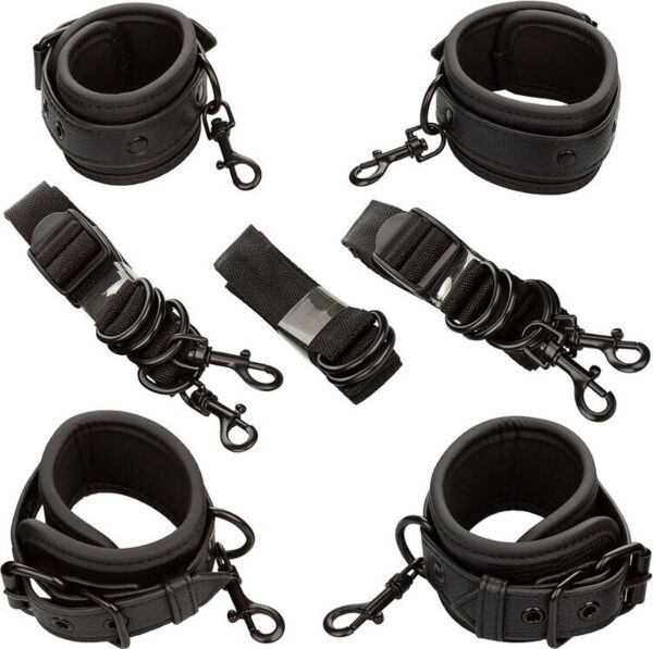Set de ataduras para cama Nocturnal Collection Bed Restraints de CalExotics, con esposas y amarres negros