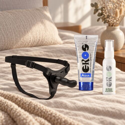 Kit strap-on para principiantes con arnés universal y dildo de silicona – escena de ambiente (imagen generada con IA)