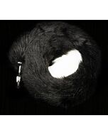 Plug plateado con cola negra