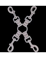 Accesorio fetish con clips de metal y cuero